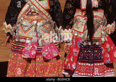Tessuti e decorazioni di bianco tribù Hmong, Thailandia del Nord Asia sud-orientale, Asia Foto Stock