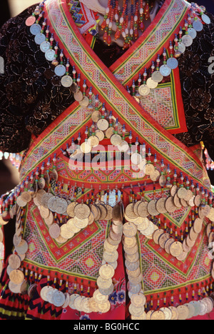Tessuti e decorazioni di bianco tribù Hmong, Thailandia del Nord Asia sud-orientale, Asia Foto Stock