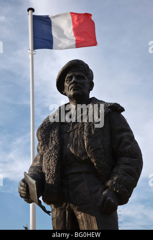 Statua del maresciallo di campo Visconte Montgomery di Alamein ('Monty'), Colleville-Montgomery-Plage vicino a Ouistreham, Normandia, Francia Foto Stock