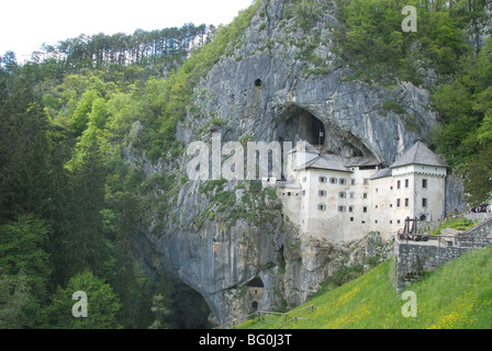 Il Castello di Predjama, costruito in bocca della grotta, vicino a Postojna, Slovenia, Europa Foto Stock