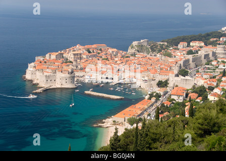 Città Vecchia e il Porto Vecchio, sito Patrimonio Mondiale dell'UNESCO, Visto dalle colline a sud-est, Dubrovnik, Croazia, Europa Foto Stock