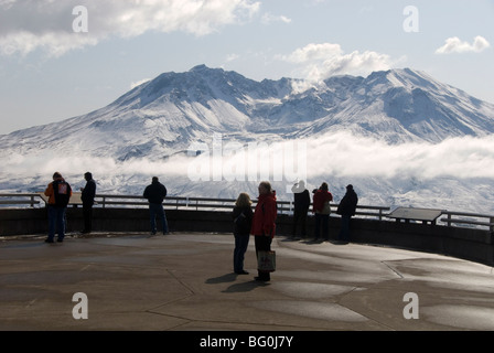 Il Monte Sant Helens, pennacchio di vapore dalla cupola di salita entro il cratere, visto da Johnston Ridge Visitor Center, nello stato di Washington, USA Foto Stock