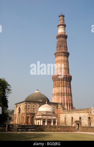 Qutb Minar, vittoria tower 73m alto, costruito tra il 1193 e il 1368 di arenaria, Sito Patrimonio Mondiale dell'UNESCO, Delhi, India, Asia Foto Stock