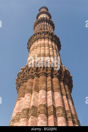 Qutb Minar, vittoria torre costruita tra 1193 e 1368 di arenaria, 73m alto, Sito Patrimonio Mondiale dell'UNESCO, Delhi, India, Asia Foto Stock