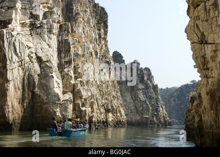 Imbarcazione turistica nelle rocce di marmo Gorge, sul fiume Narmada, Bhedaghat, Jabalpur, Madhya Pradesh, India, Asia Foto Stock