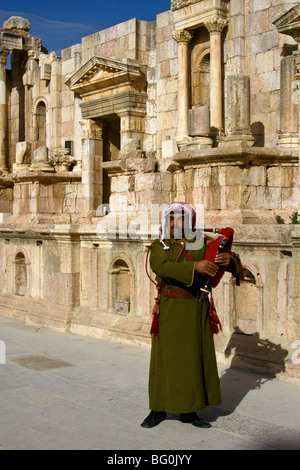 Soldato giordani la riproduzione di cornamuse in teatro, Jerash, Giordania Foto Stock