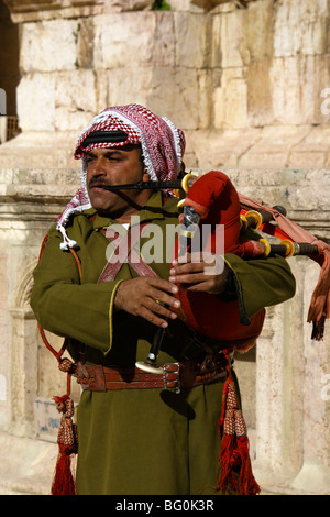 Soldato giordani la riproduzione di cornamuse in teatro, Jerash, Giordania Foto Stock