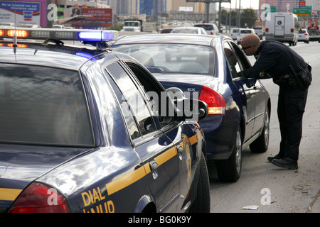 Nevada Highway Patrol Trooper stato parla con un autista di circa un traffico illecito in Las Vegas, Nevada, STATI UNITI D'AMERICA Foto Stock