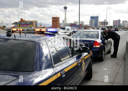 Nevada Highway Patrol Trooper stato parla con un autista di circa un traffico illecito in Las Vegas, Nevada, STATI UNITI D'AMERICA Foto Stock