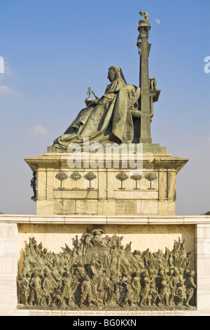 Statua della regina Victoria sul trono indossando Stella dell India, Victoria Memorial, Chowringhee, Kolkata (Calcutta), West Bengal, India Foto Stock