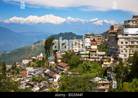 Vista di Darjeeling e Kangchendzonga, gamma di Kangchendzonga da Allegro Resorts, Darjeeling, West Bengal, India, Asia Foto Stock