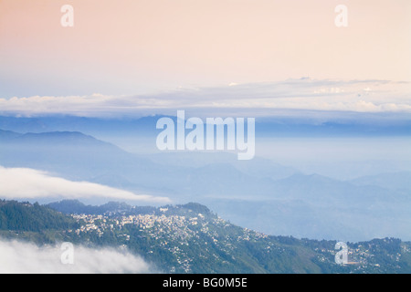 Vista dalla collina della tigre di Kangchendzonga, gamma di Kangchendzonga, Darjeeling, West Bengal, India, Asia Foto Stock