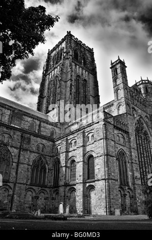 La Cattedrale di Durham che mostra la svettante guglia centrale che sorge a 217 piedi/66 metri. Foto Stock