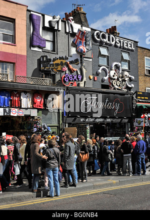 Gli amanti dello shopping a Camden High Street London Inghilterra England Foto Stock