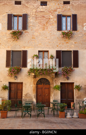 Bella casa con un cafe' all'aperto sul livello inferiore in Pienza Toscana Italia Foto Stock