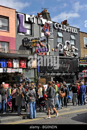 I negozi e gli amanti dello shopping a Camden LONDON REGNO UNITO Foto Stock