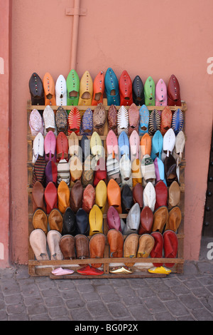 Tradizionali scarpe in pelle per la vendita nel souk di Marrakech, Marocco Foto Stock