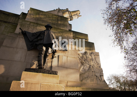 Statua di bronzo di un soldato che commemora la Prima Guerra Mondiale le battaglie sul lato della Royal Artillery war memorial a Hyde Park. Foto Stock