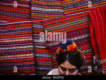 Ritratto di donna vendendo la sua mano tessuti nel mercato Joyabaj, Guatemala Foto Stock