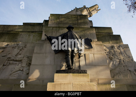 Statua di bronzo di un soldato che commemora la Prima Guerra Mondiale le battaglie sul lato della Royal Artillery war memorial a Hyde Park. Foto Stock