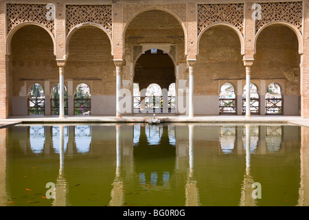 Portico di Torre de Las Damas riflessa nella tranquilla piscina, Jardines del Partal, Alhambra di Granada, Andalusia (Andalusia), Spagna Foto Stock