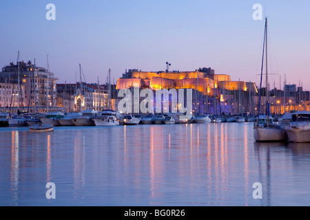 Vista sul Vieux Port per illuminata Fort San-Nicolas al crepuscolo, Marsiglia, Bouches-du-Rhone, Cote d'Azur, Provenza, Francia Foto Stock