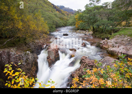 Le cascate Inferiori sulle acque di Nevis in autunno, Glen Nevis, vicino a Fort William, Highlands, Scotland, Regno Unito, Europa Foto Stock