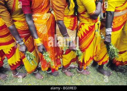 Le donne di attendere in linea per partecipare a camminare sul fuoco a un festival indù in Manjacombi in Nilgiris Hills in India del Sud. Le donne sono padroni di casa ordinaria e non sono dei bramini e fare la passeggiata come una prova e la prova della loro fede indù Foto Stock