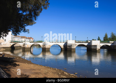 Ponta Romana (ponte romano) oltre il Fiume Gilao, Tavira, Algarve, Portogallo, Europa Foto Stock