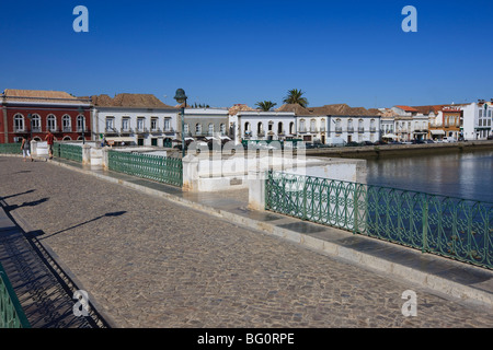 Ponta Romana (ponte romano) oltre il Fiume Gilao, Tavira, Algarve, Portogallo, Europa Foto Stock