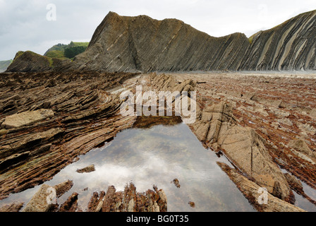 Le formazioni rocciose (flysch) a bassa marea sulla costa tra Zumaia e Deba, Costa Vasca, Paese Basco, Euskadi, Spagna, Europa Foto Stock