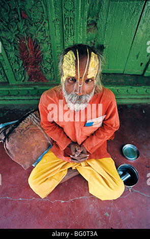 Un saddhu, asceta, wanderng santo uomo che si dedica al traguardo di moksha o liberazione dal ciclo della reincarnazione, adora e medita in un tempio indù di Mathura, India, il luogo di nascita di Krishna Foto Stock