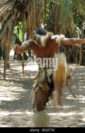 Tribali Zulu balli di gruppo, Dumazula Villaggio Culturale, Sud Africa e Africa Foto Stock