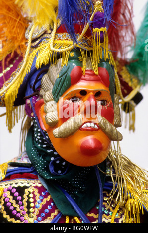 Ritratto di un partecipante in un annuale festival di agosto in Joyabaj, Guatemala che indossa una maschera che rappresenta un conquistatore spagnolo che sono venuti e sono stati vittorioso su Maya Foto Stock