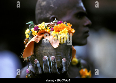 Un pellegrino/devoto porta un'offerta all'Palani Murugan Temple e sta prendendo parte al festival di Thaipusam per onorare il Signore Subramaniam (noto anche come Signore Muruga), figlio di Shiva. Migliaia di indù come questo uomo venuto a cercare la penitenza e assoluzione per i peccati passati e mostrare gratitudine a Dio per le benedizioni durante l'anno Foto Stock