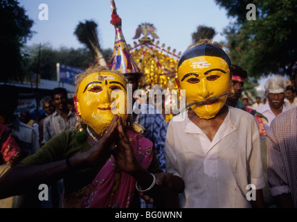 Due adolescenti i ragazzi hanno fatto il pellegrinaggio di Palani e partecipano ad una processione attorno al Palani Murugan Temple e sono completamente che partecipano al festival di Thaipusam per onorare il Signore Subramaniam (noto anche come Signore Murga), il figlio di Shiva. Che indossano maschere di colore giallo con il tradizionale marcature indù di tre strisce. Queste strisce simboleggiano la conoscenza spirituale, la purezza e la penitenza. Essi rappresentano anche i tre gli occhi del Signore Shiva. Foto Stock