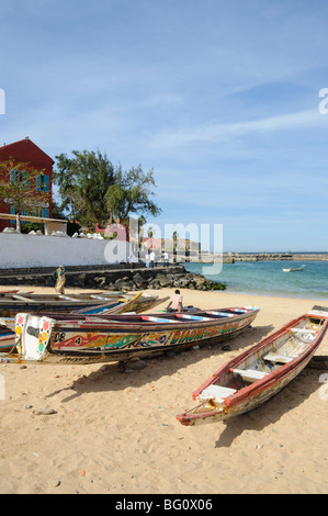 Piroghe (barche da pesca) sulla spiaggia, isola di Goree, vicino a Dakar, Senegal, Africa occidentale, Africa Foto Stock