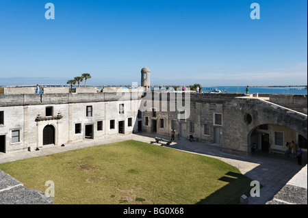 Vista dal livello superiore nel cortile (Plaza de Armas), il Castillo de San Marcos, St Augustine, Florida, Stati Uniti d'America Foto Stock