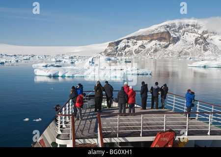 La nave si avvicina Brown Bluff, Penisola Antartica, Antartide, regioni polari Foto Stock