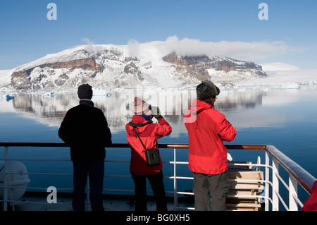 La nave si avvicina Brown Bluff, Penisola Antartica, Antartide, regioni polari Foto Stock