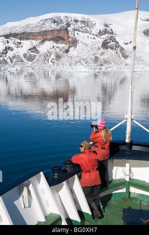 La nave si avvicina Brown Bluff, Penisola Antartica, Antartide, regioni polari Foto Stock