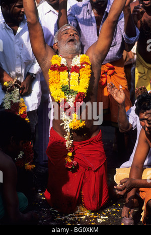 Un pellegrino Indiano/devoto celebra e mostra la sua devozione durante l'annuale festival di Thaipusam in Palani nel sud dello stato indiano del Tamil Nadu. Thaipusam è tra i più grandiosi e più impressionante del festival indù per onorare il Signore Subramaniam (noto anche come Signore Muruga), figlio di Shiva. Migliaia di indù come questi vengono a cercare la penitenza e assoluzione per i peccati passati e mostrare gratitudine a Dio per le benedizioni durante l'anno Foto Stock