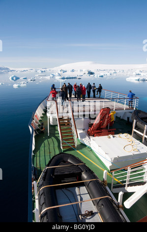 La nave si avvicina Brown Bluff, Penisola Antartica, Antartide, regioni polari Foto Stock