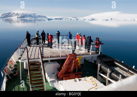 La nave si avvicina Brown Bluff, Penisola Antartica, Antartide, regioni polari Foto Stock