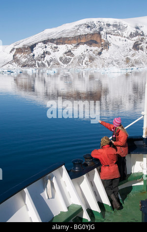 La nave si avvicina Brown Bluff, Penisola Antartica, Antartide, regioni polari Foto Stock