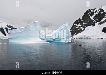 Yacht a vela e iceberg, Errera Channel, Penisola Antartica, Antartide, regioni polari Foto Stock