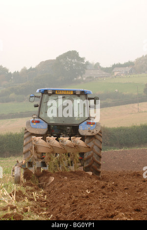 L'aratura di un campo con un Trattore di Ford Foto Stock