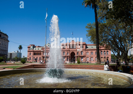 La Casa Rosada (Palazzo Presidenziale) Eva Peron (Evita) apparso sulla mano sinistra balcone, Plaza de Mayo, Buenos Aires, Argentina Foto Stock