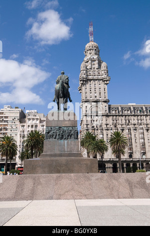 Palacio Salvo, sul lato est di Plaza Independencia (Piazza Indipendenza), Montevideo, Uruguay Sud America Foto Stock