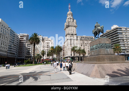 Palacio Salvo, sul lato est di Plaza Independencia (Piazza Indipendenza), Montevideo, Uruguay Sud America Foto Stock